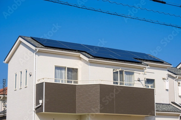 Fototapeta ソーラーパネルのある家　太陽光　発電　エコシステム