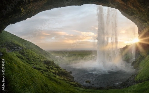 Fototapeta I hiked nearly a hundred miles in Iceland, and yet one of my best photos from the trip was only a 2-minute walk from the parking lot.
