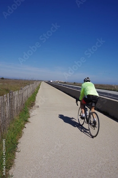 Fototapeta Vélo cycliste sur une piste cyclable voie verte en pédalant sur une bicyclette
