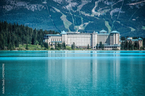 Fototapeta fairmont chateau and a canoe at lake louise in banff national park