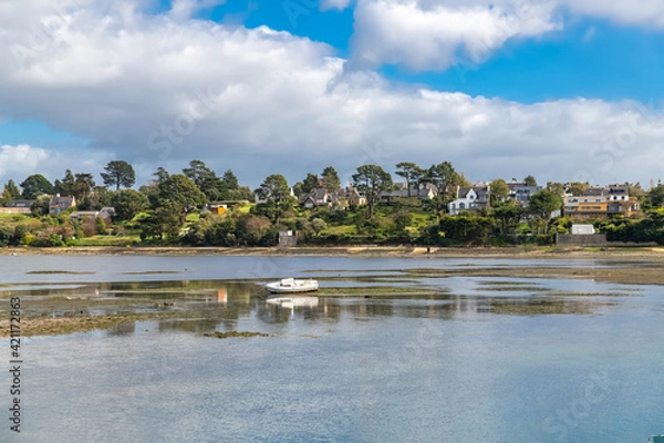Fototapeta Brittany, Ile aux Moines island in the Morbihan gulf, the typical harbor and old houses in the village
