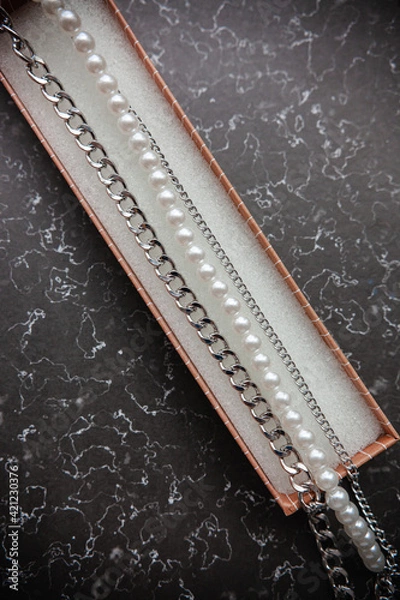 Obraz pearl jewelry and chains for girls and red tulips on a marble background