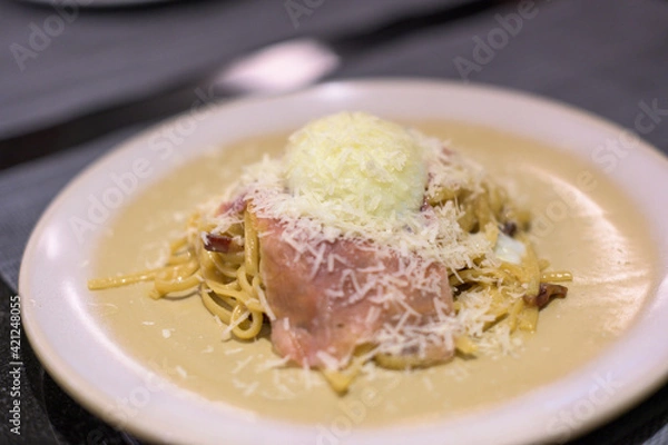 Obraz 半熟卵と生ハムのカルボナーラパスタ