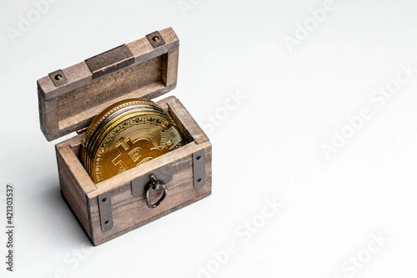 Fototapeta Baú de tesouro pirata com criptomoedas de ouro e prata Bitcoin isolados em fundo branco. Lado esquerdo da tela.