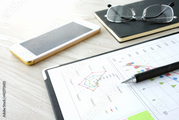 Fototapeta 無人のオフィスのデスクに置かれたビジネス資料