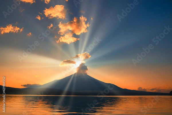 Fototapeta 富士山に沈む夕日と太陽光線合成