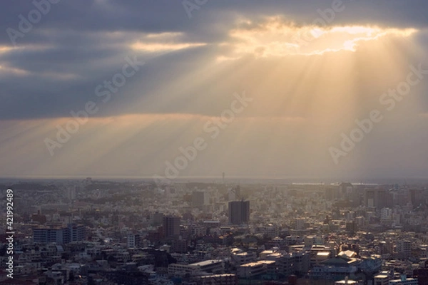 Fototapeta 光、太陽光、曇り、光芒、曇り時々晴れ、那覇市、市街地、沖縄、首里、西のアザナ、風景、景色、壮大、神々しい、自然、空、雲、観光地、世界遺産、太陽、海、日本、屋外、背景、雄大、観光、南国、街、ビル、市街、町並み、神秘的、日光、美しい、朝、昼、首里城、コピースペース、きれい、幻想的、綺麗、街並み、アジア、都市風景、広大、都市、晴れ、明るい、きらきら、雲間
