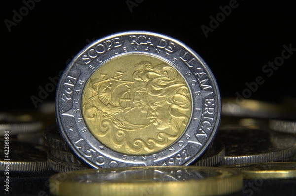 Fototapeta Vecchie cinquecento lire italiane con incisione commemorativa per i cinquecento anni dalla scoperta dell'America.