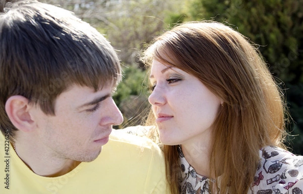 Fototapeta Молодая влюбленная пара - лицом к лицу