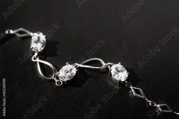 Obraz chain with a chain