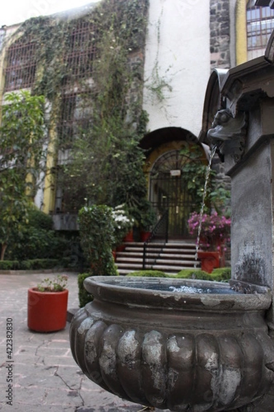 Fototapeta Edificio con fuente