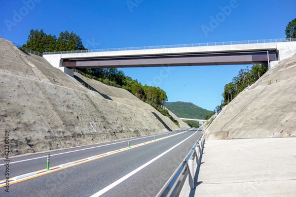 Obraz 二車線の高速道路と交差する道路