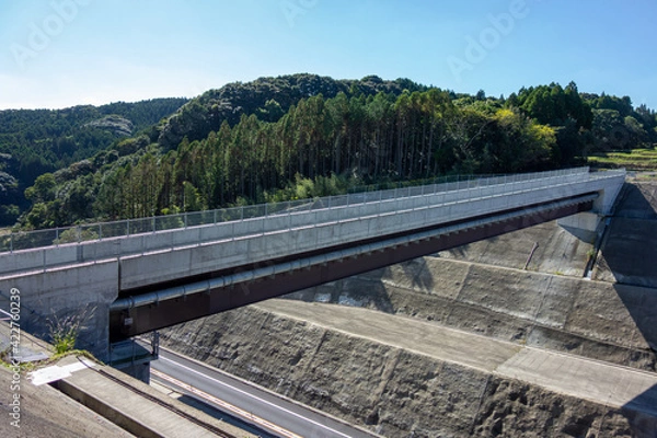 Obraz 高速道路にかかる交差した道路