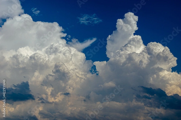 Obraz Cumulus clouds in a blue sky.