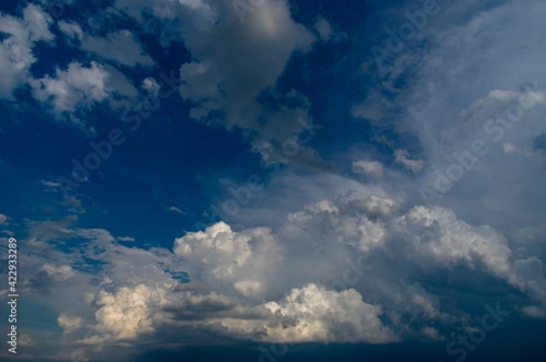 Obraz Cumulus clouds in a blue sky.