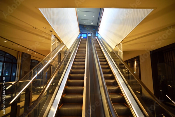 Fototapeta 丸の内高層ビルのエスカレーター