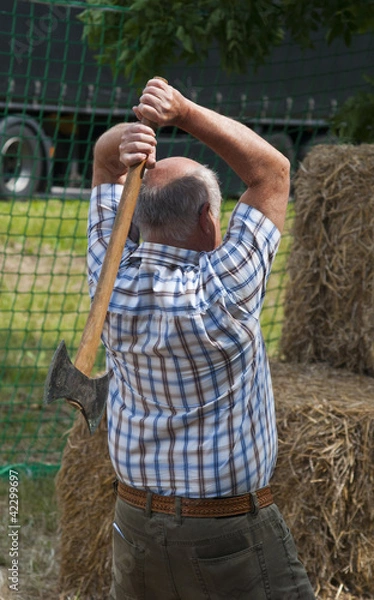 Fototapeta Axt geschwungen