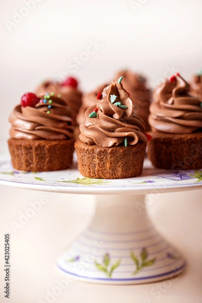 Fototapeta chocolate cupcakes with chocolate cream cheese on a light background.