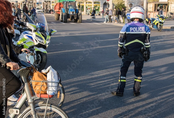 Fototapeta policier dans une ville à un carrefour en train de gérer la circulation