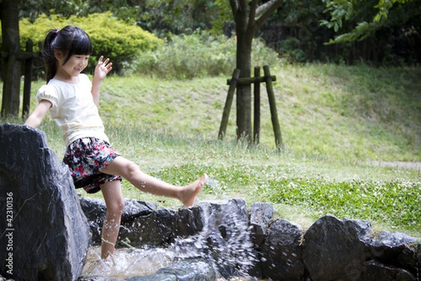 Obraz 川遊びをする女の子