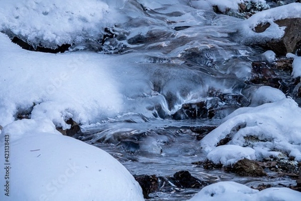 Obraz 冬の北海道 凍った川の流れ
