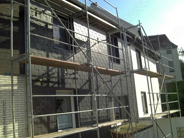 Obraz Schiefer Fassade mit Baugerüst