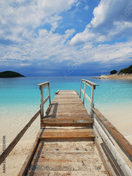 Fototapeta Pomost na pięknej plaży nad oceanem