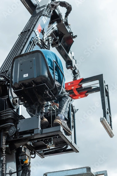 Obraz Beladung eines LKWs bei einem Baumarkt