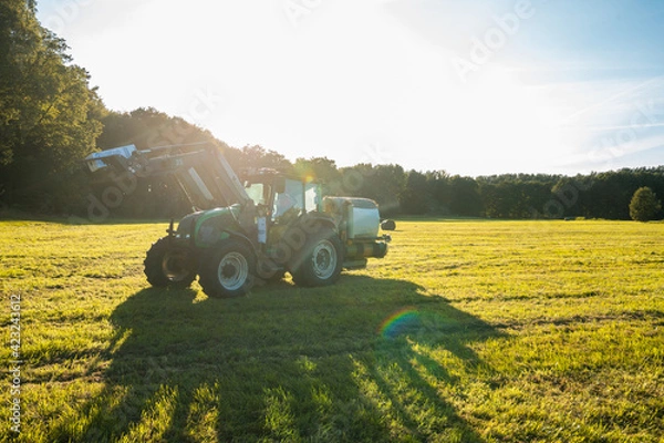 Obraz Traktor foliert die Strohballen