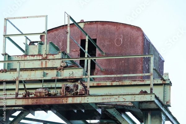 Obraz abris en acier au sommet d'un vieux barrage