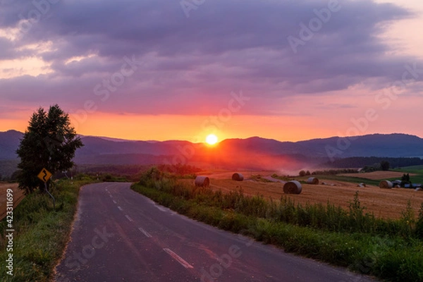 Fototapeta 夏の美瑛町 麦稈ロールと夕焼け空