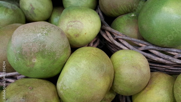 Obraz Pamplemousses rustiques, verts à jaune et grisés dans des paniers en osier
