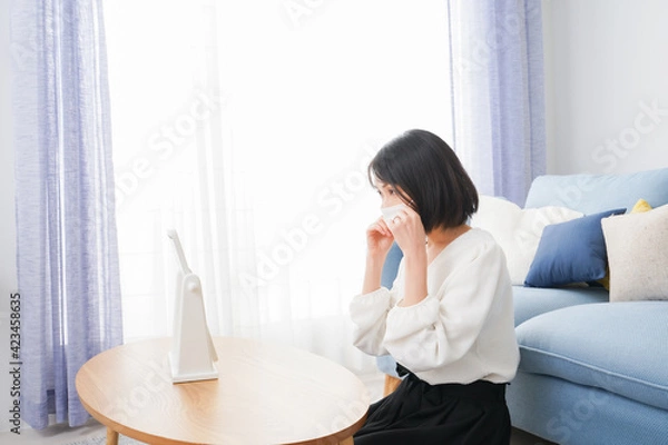 Fototapeta マスクによる肌荒れを気にする女性