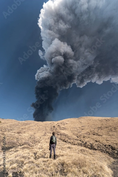 Obraz Guy admiring an incredible eruption of the Etna volcano, Sicily