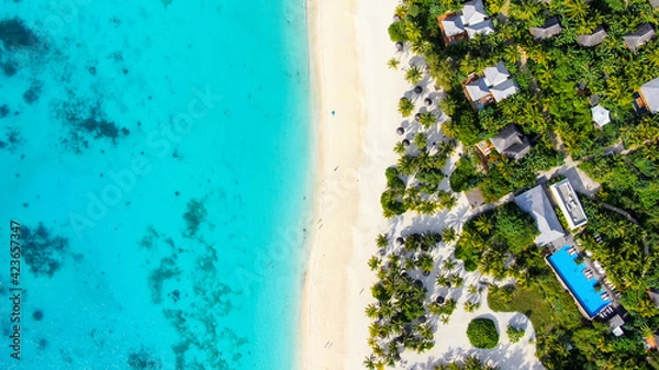 Fototapeta A bird's-eye view of the white sand beach and turquoise waters of the Indian Ocean.