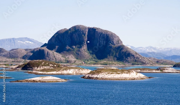 Obraz Torghatten, wyspa Torget, niedaleko Bronnoysund w Norwegii