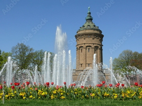 Fototapeta Wasserturm in Mannheim mit Brunnen