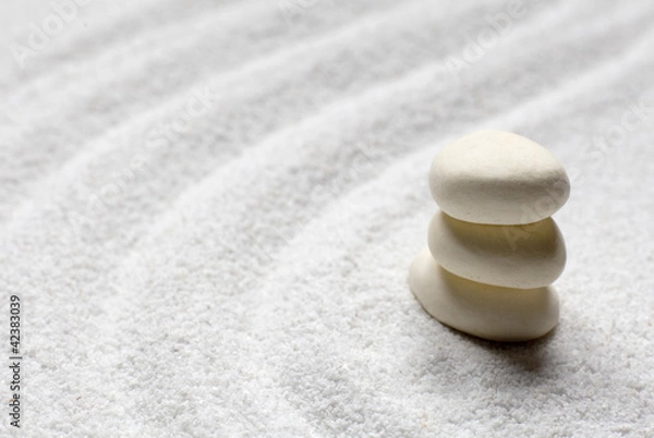Fototapeta petit cailloux en équilibre sur sable clair