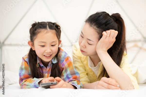 Fototapeta スマートフォン見る親子