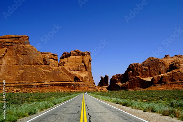 Obraz アーチーズ国立公園　巨大な赤い奇岩が立ち並ぶシーニックドライブの風景