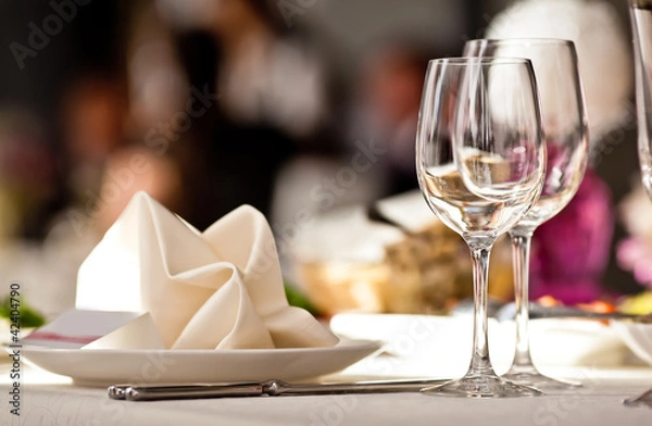 Obraz Puste szklanki w restauracji