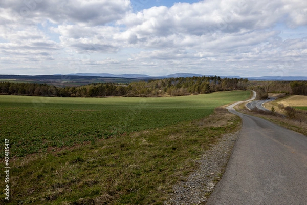 Fototapeta Ferner Blick über eine Landschaft mit Straßen und Windrädern am Horizont