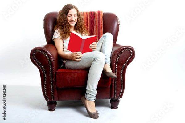 Fototapeta Junge Frau liest ein Buch