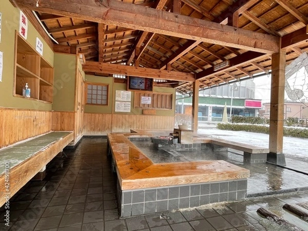 Obraz 冬の雪景色の中の福島県磐梯熱海駅前の足湯