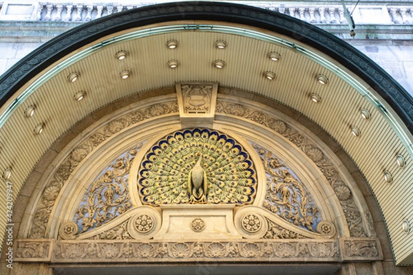 Obraz 大丸心斎橋店の壁面に飾られた孔雀の装飾（心斎橋・大阪）