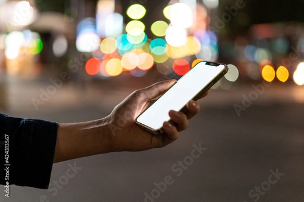 Fototapeta 道の上でスマートフォンを開く人