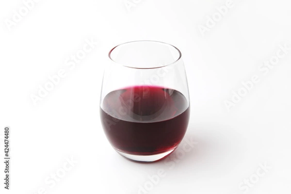 Fototapeta グラスに注いだ 赤ワイン 白背景