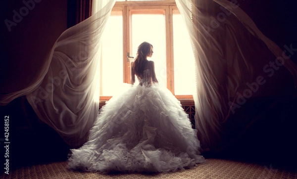 Obraz Piękna panna młoda o okno w domu