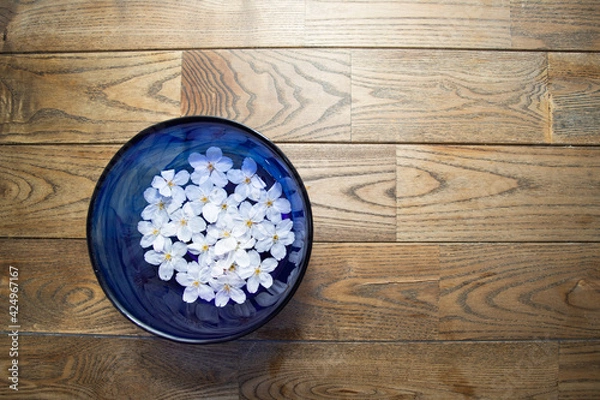 Fototapeta 桜と水を入れた青色の器