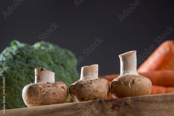 Obraz White mushroom on wood cutting board